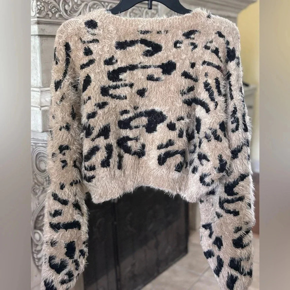 Blue Blush Oversized Crop Style Animal Print Fuzzy Faux Fur Sweater Size M - Picture 6 of 8